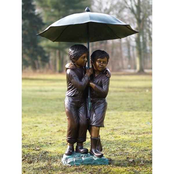 2 enfants avec parapluie -B215