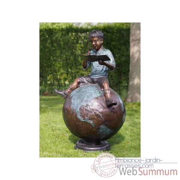 Statue bronze garcon assis sur un globe -B59480